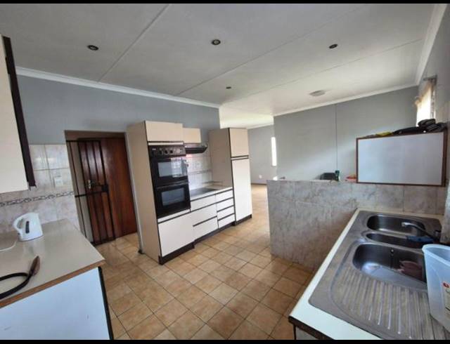 3 BEDROOM HOUSE FOR SALE IN GERMISTON CENTRAL